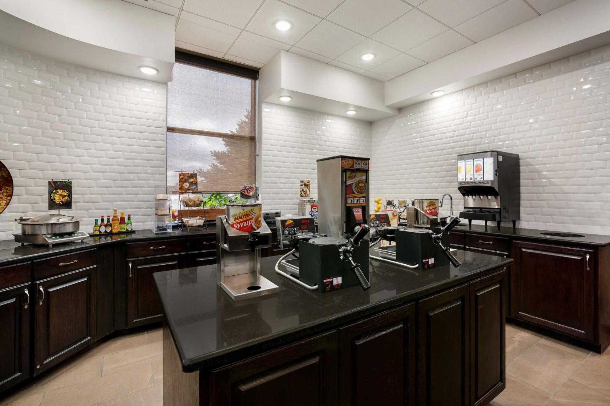 Revel Hotel Minot - Surestay Collection By Best Western 外观 照片